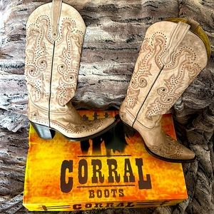 Corral Cowboy Boots, Bone with Studs, excellent condition, size 9.5